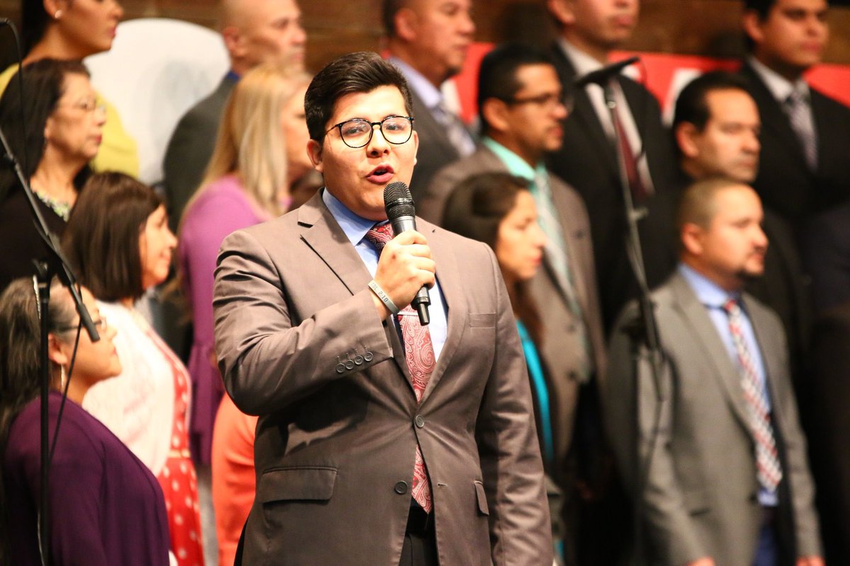 Conf_Lid_Esp's tweet photo. ¡La última noche de la conferencia fue fenomenal! ¡Estamos muy agradecidos con todo lo que Dios ha hecho! El pastor Salazar nos recordo poner los ojos en Jesús #CLE19 https://t.co/vxn6qTzJuJ