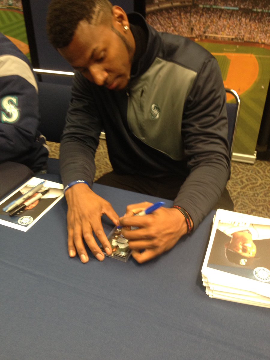 hakim_mansurd's tweet photo. Thanks @KLew_5 for hanging out and signing for the fans at @SMUSaints #MarinersCaravan https://t.co/Xb3TiDWinA