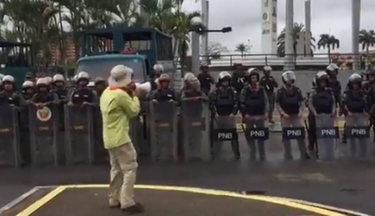 [VIDEO] El mensaje que le envió un ciudadano a funcionarios de la GNB en Bolívar bit.ly/2HpmMAi