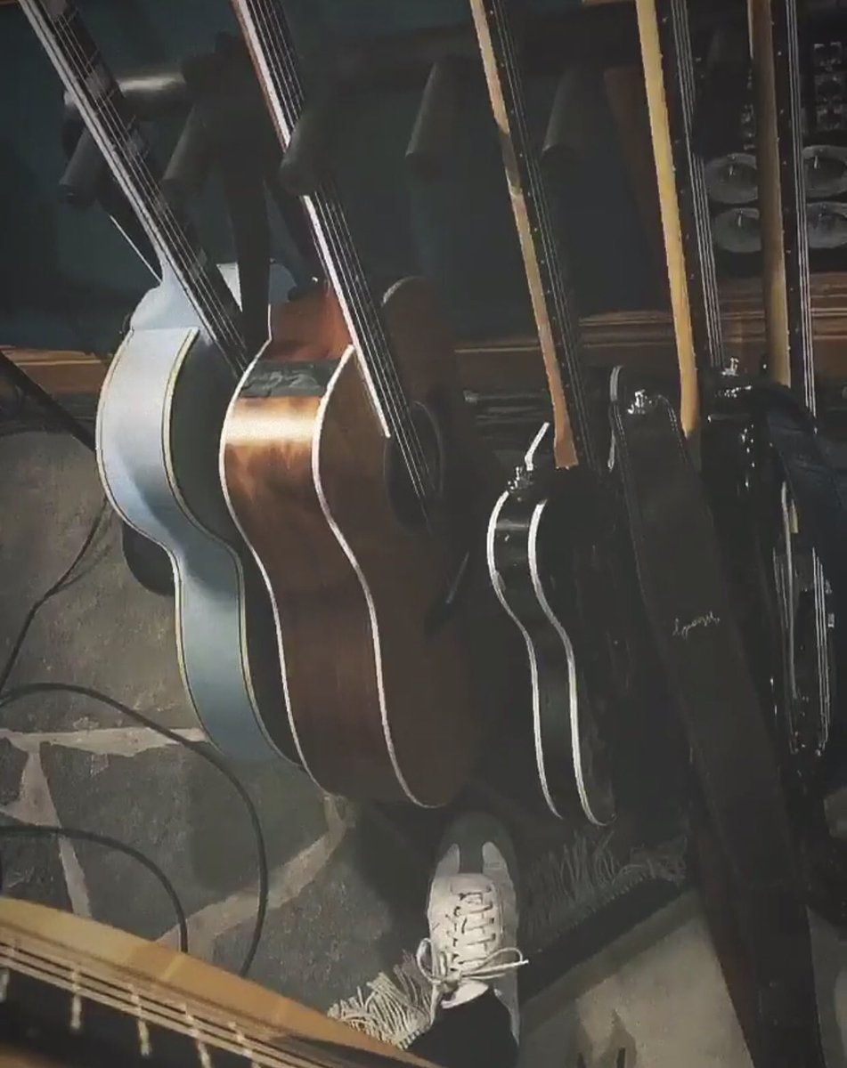 mitsuri_c's tweet photo. @ShawnMendes Dem shoes tho' bro 😅😅

#ShawnMendes #ShawnMendesTheTour https://t.co/OIhvZyHkKs