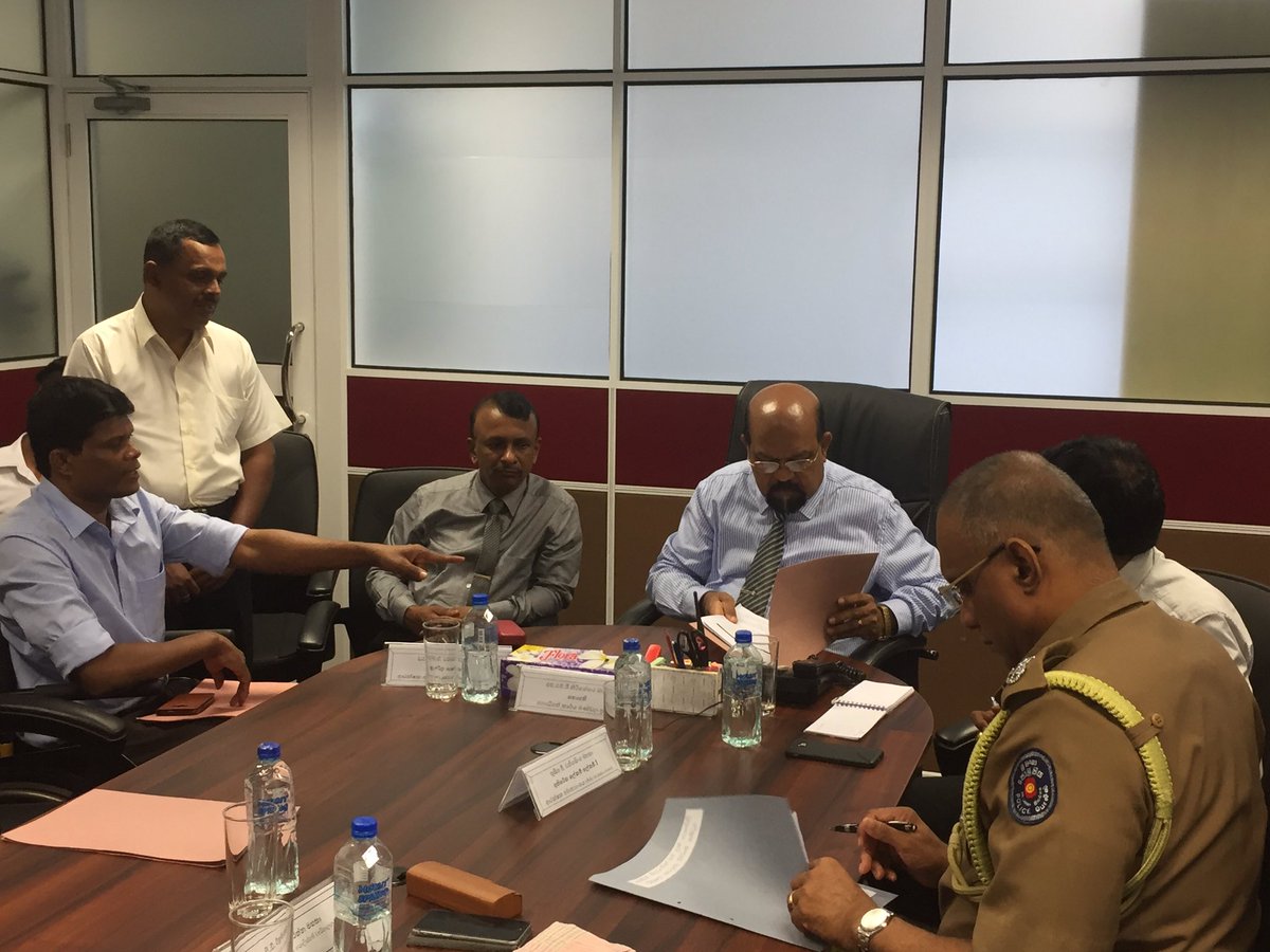 MLOsrilanka's tweet photo. පොලිස් දුක් ගැනවිලි සඳහා විසඳුම් ලබාදෙමින්... #lka https://t.co/IuxYYzwyWg