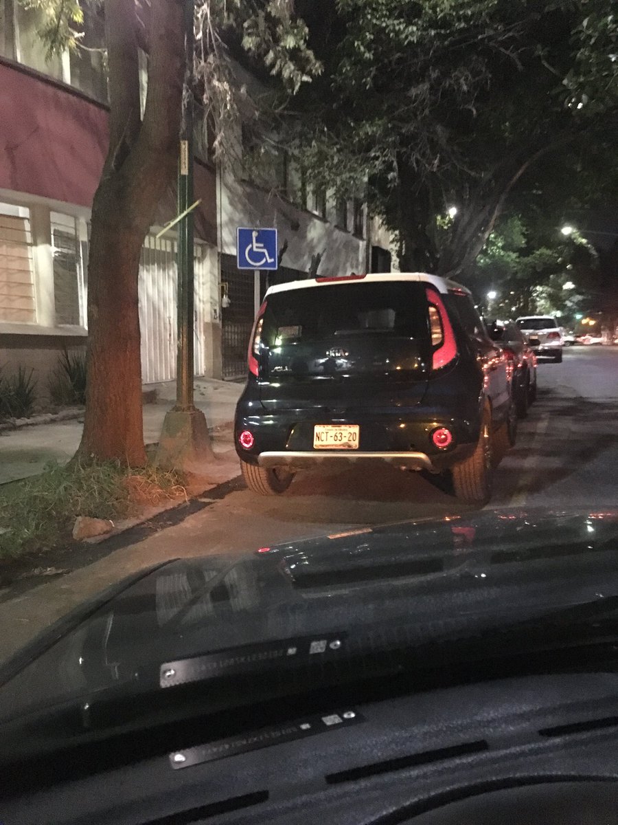 maruyamx's tweet photo. Solicito apoyo para retirar auto en espacio para discapacidad, yo tengo placas y vivo aquí, no hay donde estacionarme https://t.co/OpuRcfm7H0