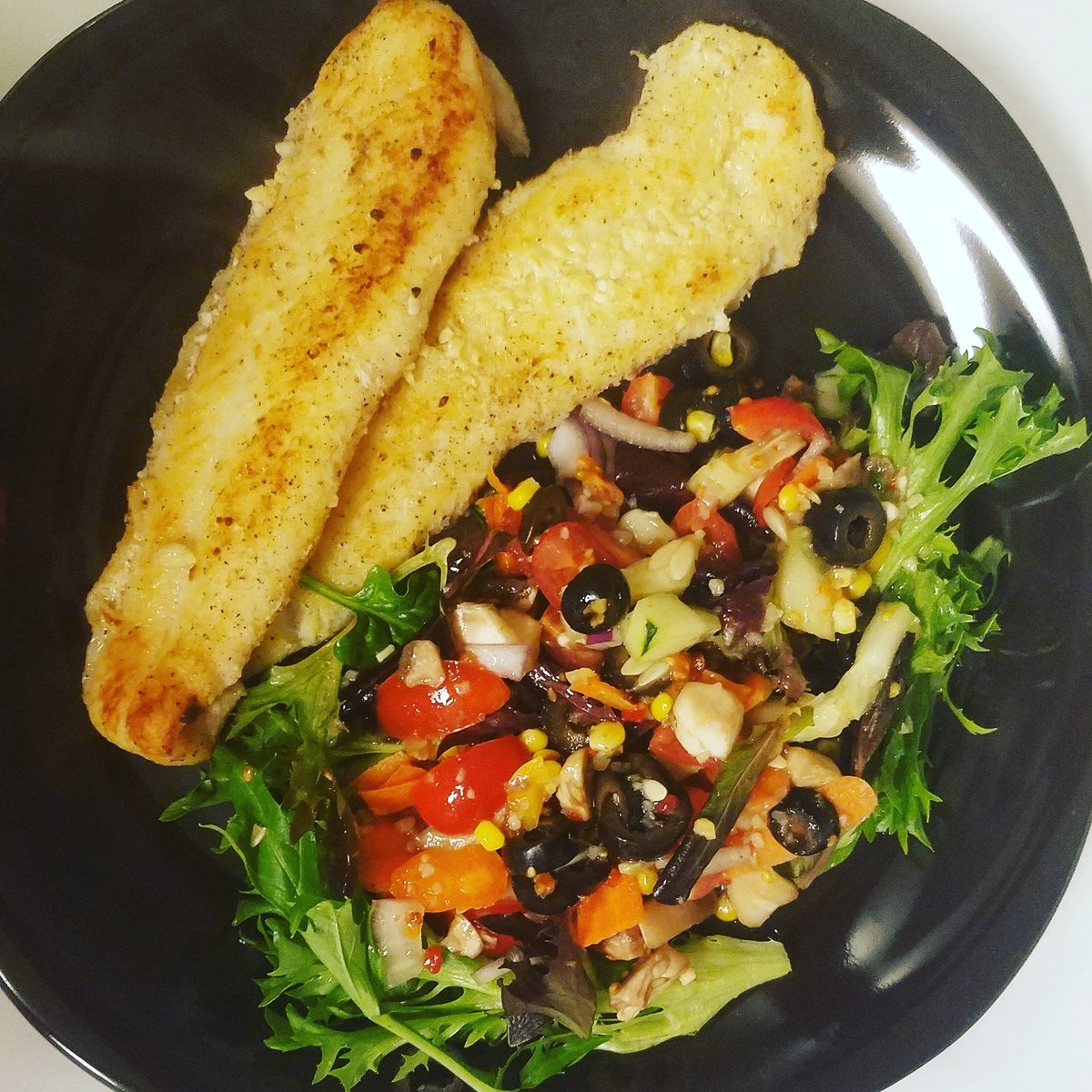 ShugaShow's tweet photo. HERB &amp; LIME BUTTER BAKED FISH &amp; GOOD ASS SALAD!!!
#OnThatWholeHealthQueenShit 
#IAmShugaSpokenSoulSpencer 
#Welcome2theShugaShow 
#ShugaShowLIVETalk https://t.co/IS6QvL4Vuu