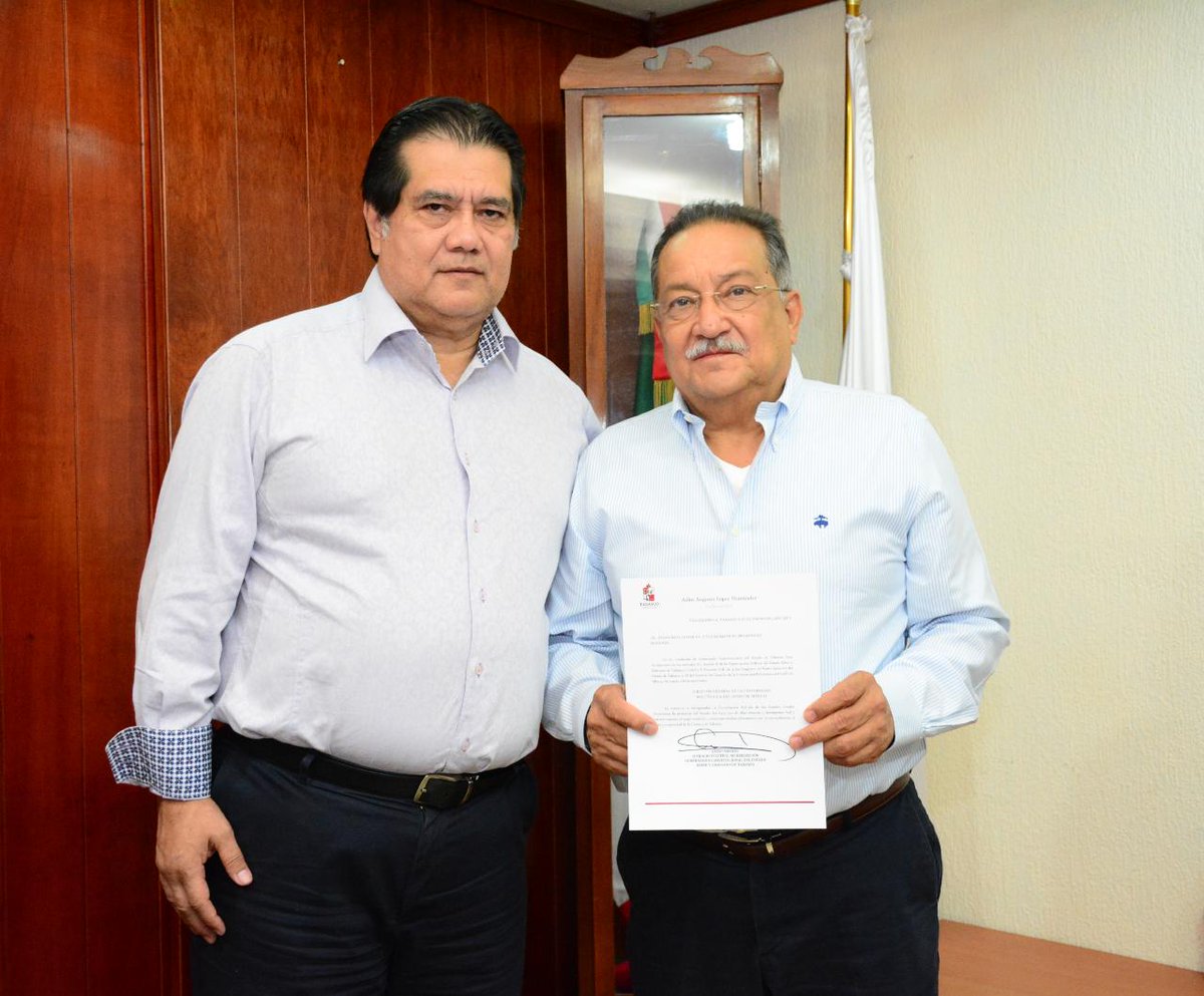 SETabasco's tweet photo. Toma protesta el Secretario de Educación, Guillermo Narváez Osorio, a Francisco Javier Mollinedo, como nuevo rector de la Universidad Politécnica del Golfo de México (UPGM). #EducarParaReconciliar https://t.co/iJDGpqdseH https://t.co/HIBMxwpQKX