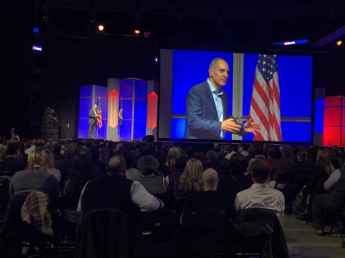 MarthaWeaverMN's tweet photo. SOOO much fun celebrating our company tonight! #USB60 #USBAllEmployeeEvent2019 https://t.co/R00r774XLN