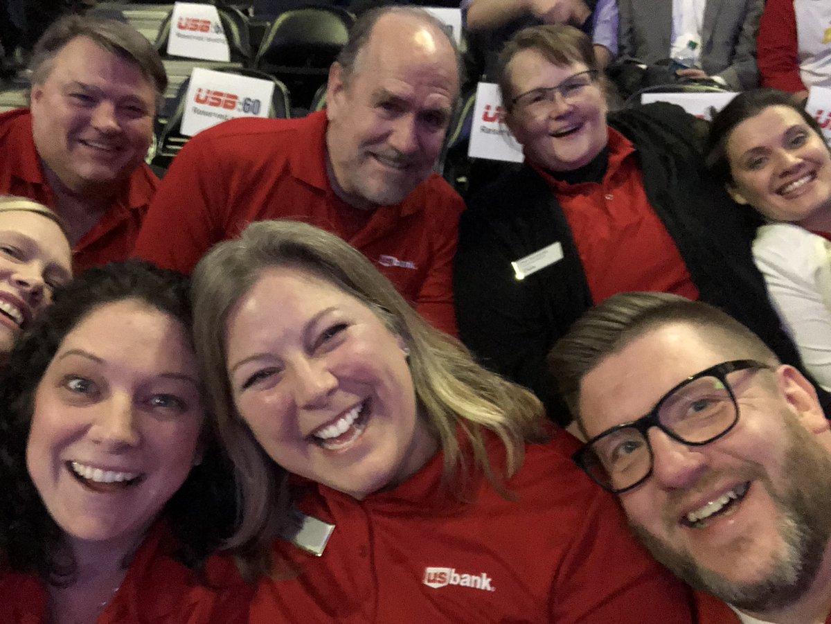 MarthaWeaverMN's tweet photo. SOOO much fun celebrating our company tonight! #USB60 #USBAllEmployeeEvent2019 https://t.co/R00r774XLN