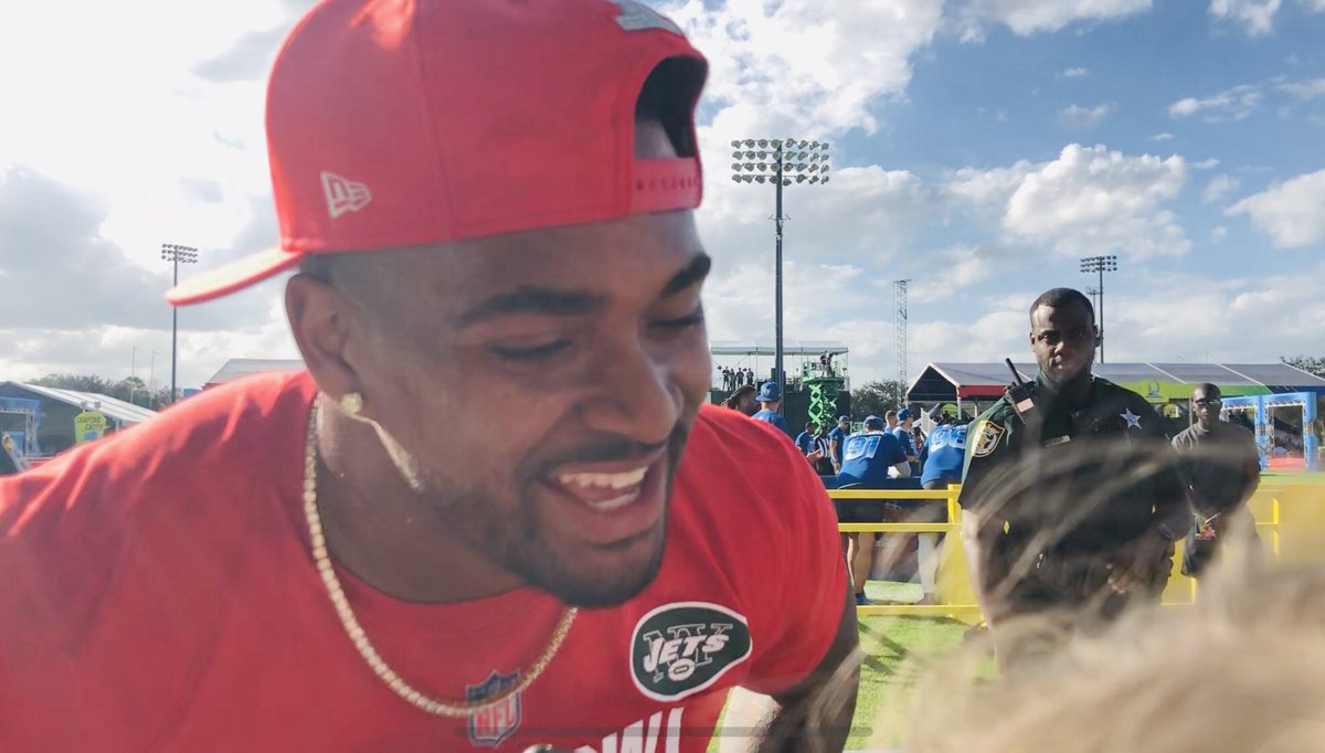 _Retro_Rebel_'s tweet photo. Got to very quickly meet & interview #AmariCooper, @gkittle46, @TheAdamsEra, @MikeEvans13_, @JoshuaRush & #EthanWacker at the @NFLProBowl! Canβt wait til tomorrow! Hope to talk to more players! Send them to me, lol! https://t.co/bG92rS9Us5