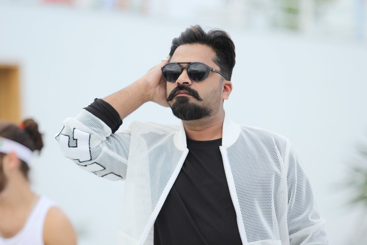 deepu_drops's tweet photo. Daammmmnnnn 😍❤ #KingSTRRage 

#VanthaRajavathaanVaruven #VRVAudioFromTomorrow 

#10DaysToKINGSTRBday 👑 https://t.co/uJD7Ox3yXR