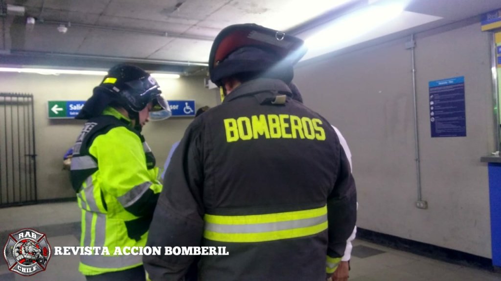 RABCHILE's tweet photo. 🚨Bomberos Metropolitano Sur🚨

Ahora nuestro #Rab29 se encuentra en 10-3-4 (Rescate de Emergencia Simple) Maipú y centro América.

Unidad: RB-6

#Rab
#RevistaAccionBomberil 
#BomberosDeChile. https://t.co/NhB5lPBs4U