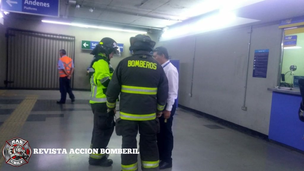 RABCHILE's tweet photo. 🚨Bomberos Metropolitano Sur🚨

Ahora nuestro #Rab29 se encuentra en 10-3-4 (Rescate de Emergencia Simple) Maipú y centro América.

Unidad: RB-6

#Rab
#RevistaAccionBomberil 
#BomberosDeChile. https://t.co/NhB5lPBs4U