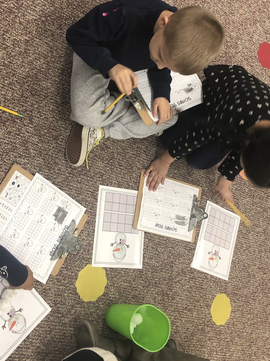 Corrine_Geiger's tweet image. First time running learning centers in LEO. Kids working on some math and literacy skills with a winter twist.  #suceas #SASDNEXT #EMC #NewJob
