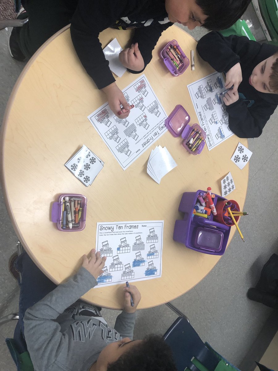 Corrine_Geiger's tweet image. First time running learning centers in LEO. Kids working on some math and literacy skills with a winter twist.  #suceas #SASDNEXT #EMC #NewJob