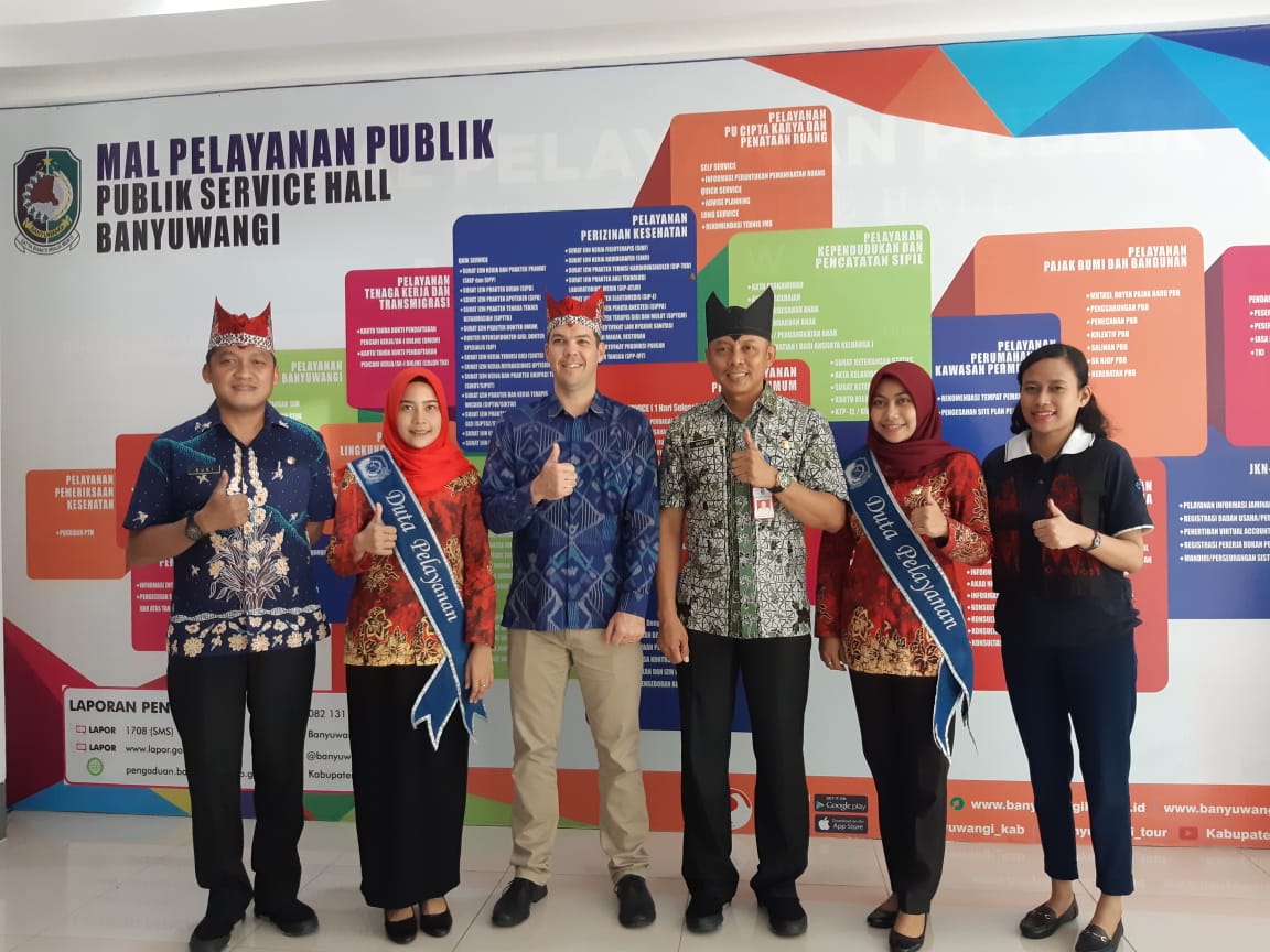 kominfosandibwi's tweet photo. Kunjungan Tamu dari konsulat-jenderal Australia Surabaya Paul Zeccola ke @banyuwangi_kab . Dirinya mengatakan Banyuwangi merupakan kota yang sangat indah yang wajib di kunjungi oleh wisatawan @AzwarAnas_A3 https://t.co/nMvg3rlOB8