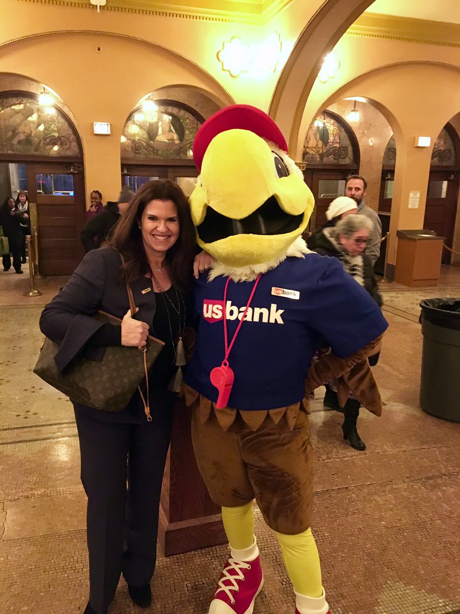 cassiewags's tweet photo. Another great Chicago venue for another great @usbank All Employee Event. Thanks to all who played a part in making today possible and to Leslie for joining us! #USBAllEmployeeEvent #USB60 https://t.co/Zop4bxbc0T