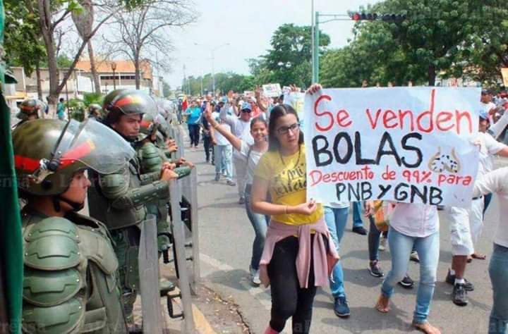arepaskarla's tweet photo. Hay que hacerle también un descuento a los periodistas de Venevisión, Televen y Globovisión. #MaduroRelambeguebo https://t.co/oxOhGPEbqu