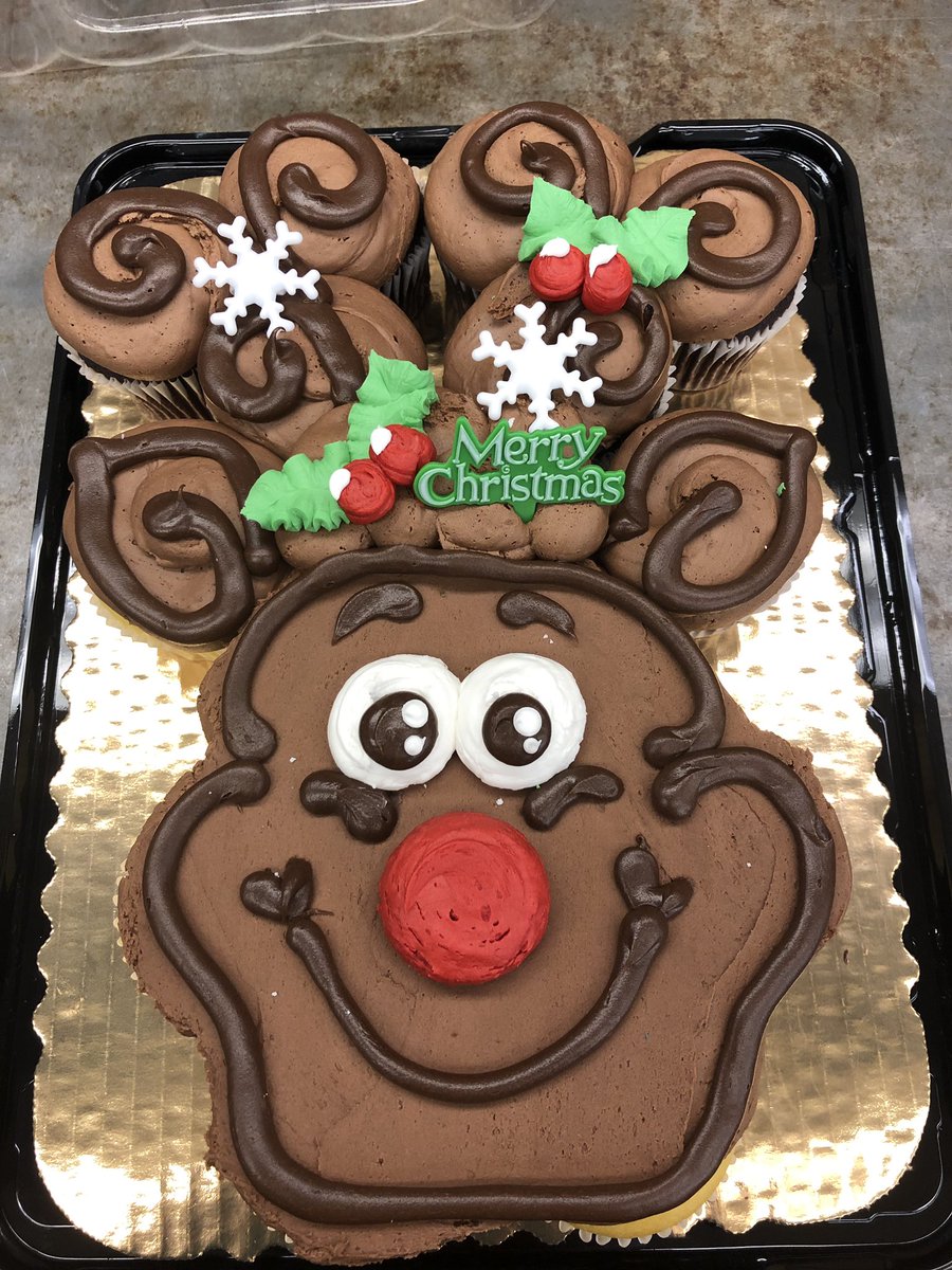 gal_cake's tweet photo. Sorry I stopped posting for awhile. I did take some pics over the holidays. Loved making this reindeer #cupcake #cake ❄️❄️ https://t.co/BSWmgBqFi6