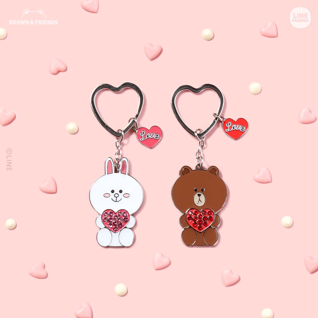 Line Friends Japan もうすぐバレンタインデー 彼への贈り物はもう決めた ブラウンと コニーがそれぞれ抱かれているハートにはラインストーンがキラリ Brown Friendsのペアキーホルダー 大好きな彼とお揃いではいかが Linefriends Brown