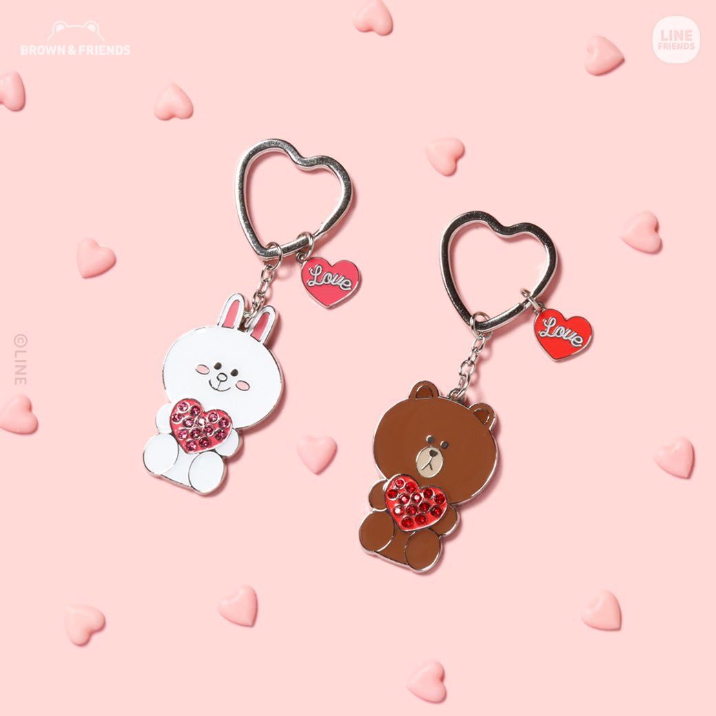 Line Friends Japan もうすぐバレンタインデー 彼への贈り物はもう決めた ブラウンと コニーがそれぞれ抱かれているハートにはラインストーンがキラリ Brown Friendsのペアキーホルダー 大好きな彼とお揃いではいかが Linefriends Brown