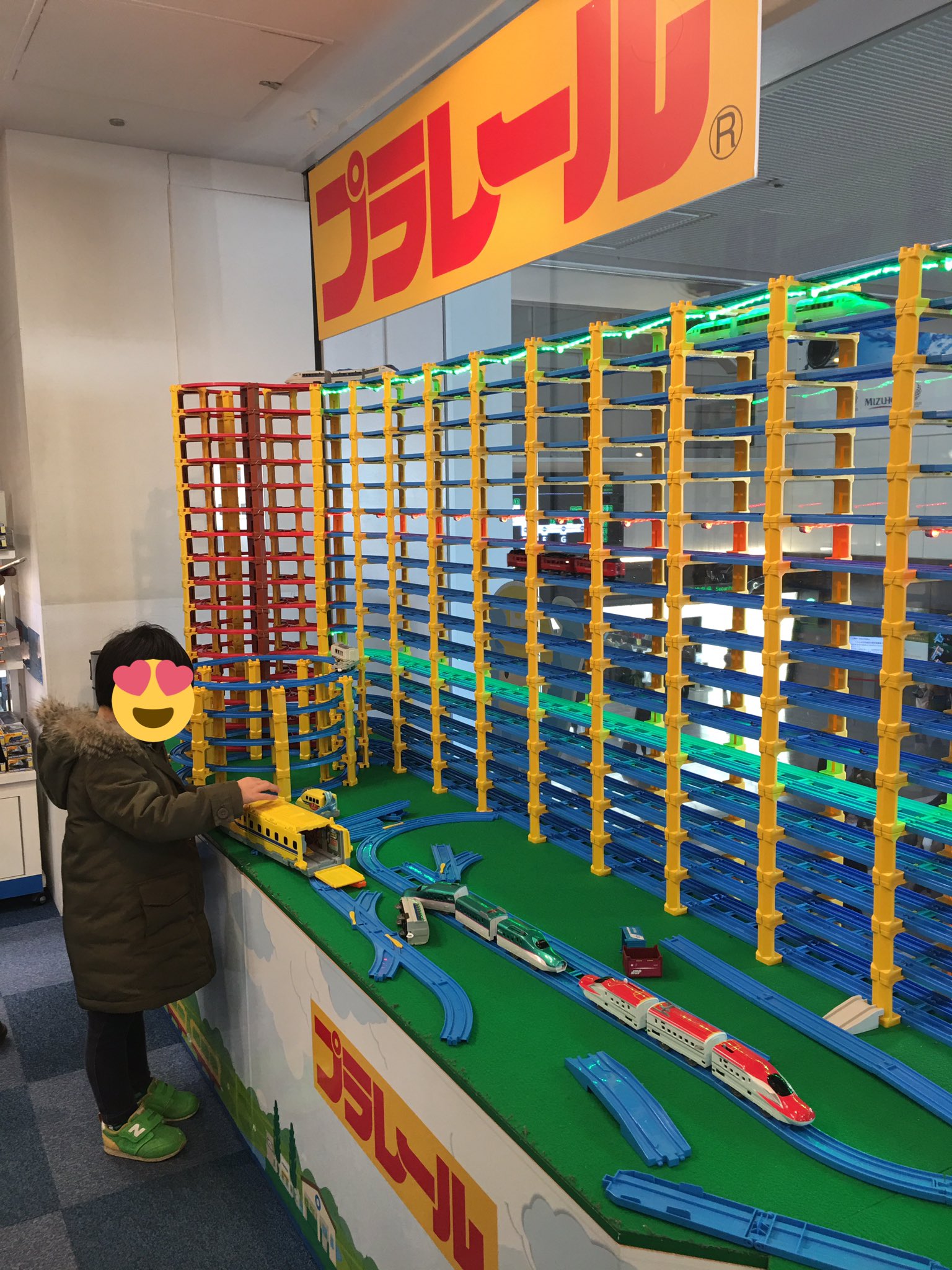 嫁タカ 羽田空港第1ターミナル トミカプラレールショップが出来ていた ここ確か前に子供と入れる遊び場あるカフェだったかと トミカショップのほうが我が家はありがたい 飛行機待つ間に息子が飽きない T Co 164ojlfsmr Twitter