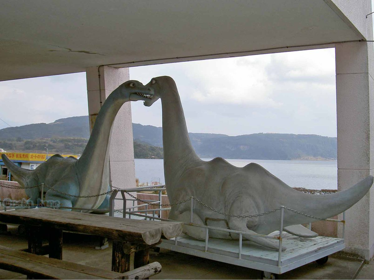 なかけん Auf Twitter これが04年に訪れた際に撮影した 池田湖畔のイッシー クッシー像 以前拙稿でも触れたが 19年秋におこなわれた イッシー クッシー世紀の出会い イベントで引き合わされたもので 立会人はなんと手塚治虫先生 ちなみに当時の報道に