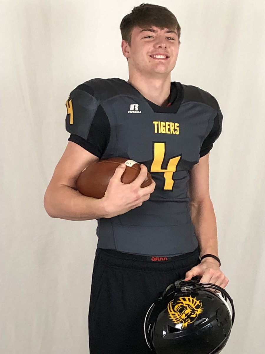 MylesMenges's tweet photo. Excited to announce that I will be continuing my academic and football career at Fort Hays State University! 🏈🐯💛🖤 #TheHunt19 #DefendTheFort https://t.co/8XNK5uZTQa