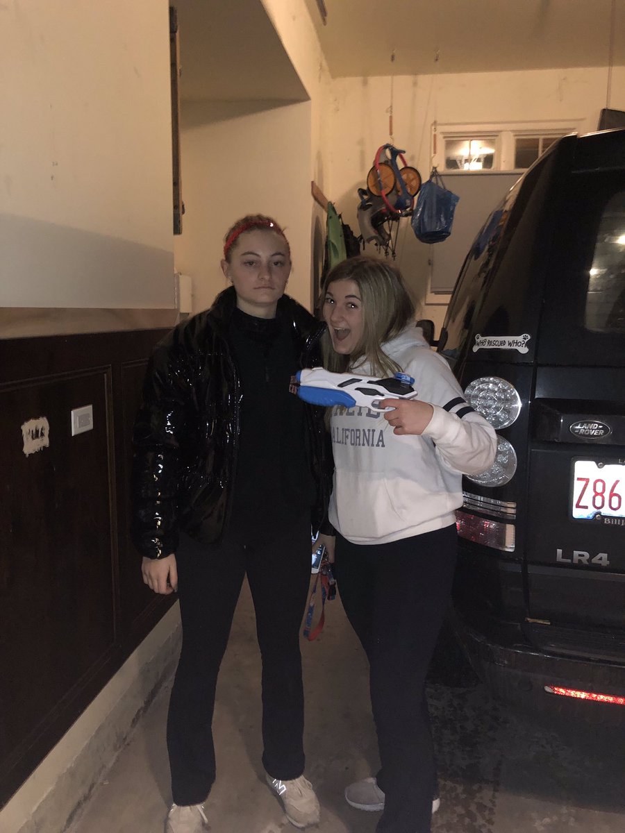 TAGhinsdale's tweet photo. Ainsley Wallace kills Allegra Dugan after a 30 minute stake out waiting for Allegra to finish her jam sesh in her car. I guess poms really isn’t 4 life. #P4L ??? https://t.co/LNGLxiUlwL