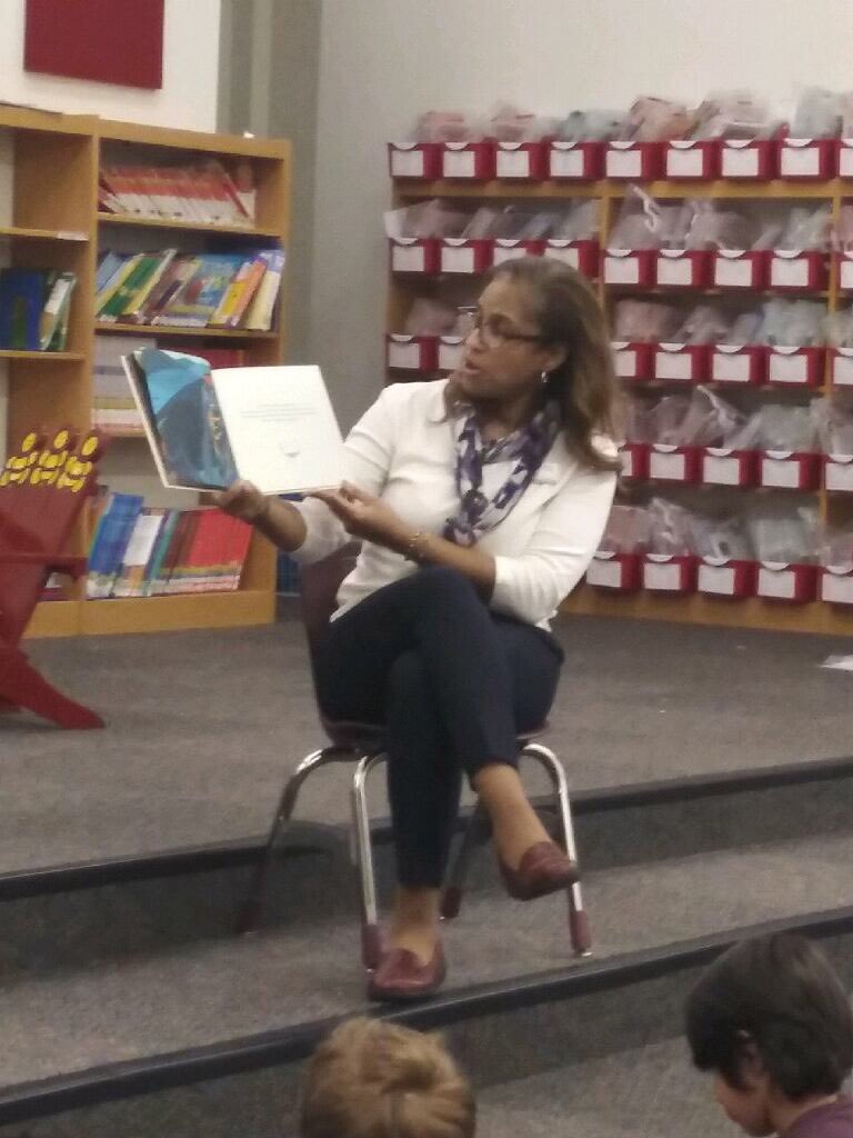 atlhummingbird's tweet photo. Happy to 👀  @APSWorldLang @APSESOL at it again, reading the #SELreads for January, The Journey,  in English and Spanish, building literacy and social-awareness and self-management skills @SEL_APS @BrandonIBPYP @MorrisBrandonES @jbland100 @dehutson @RobertsOF_7 @TommyUsherAPS https://t.co/1ThZkfqEoB