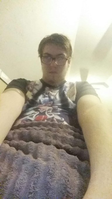 2 pic. I'M LIVE I'm freshly shaved and horny.  Help me cum https://t.co/GHP3x0YcFo