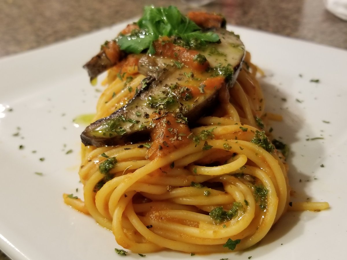 chefmoyeg's tweet photo. Sauteed Portobello Napolitana Spaghetti
Spaghetti tossed in homemade Napolitana sauce topped with sauteed sliced Portobello mushrooms and a pesto drizzle.
#chefmoyeg #chef #chef4life #food #foodie #foodgloriousfood #manassas #northernvirginia #vegan https://t.co/bUUezywzQx