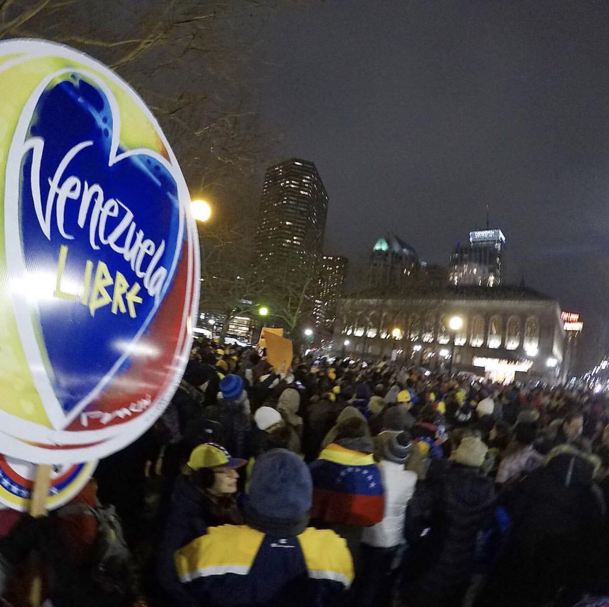 Franklinmarval's tweet photo. 23 de Enero desde Boston décimos Venezuela LIBRE.
#venezuela #venezuelalibre #boston #copleyplaza #coplaysquare #23e #23deenero #sosvenezuela #fmarval #moreloveisok https://t.co/vL6jUjzHeV