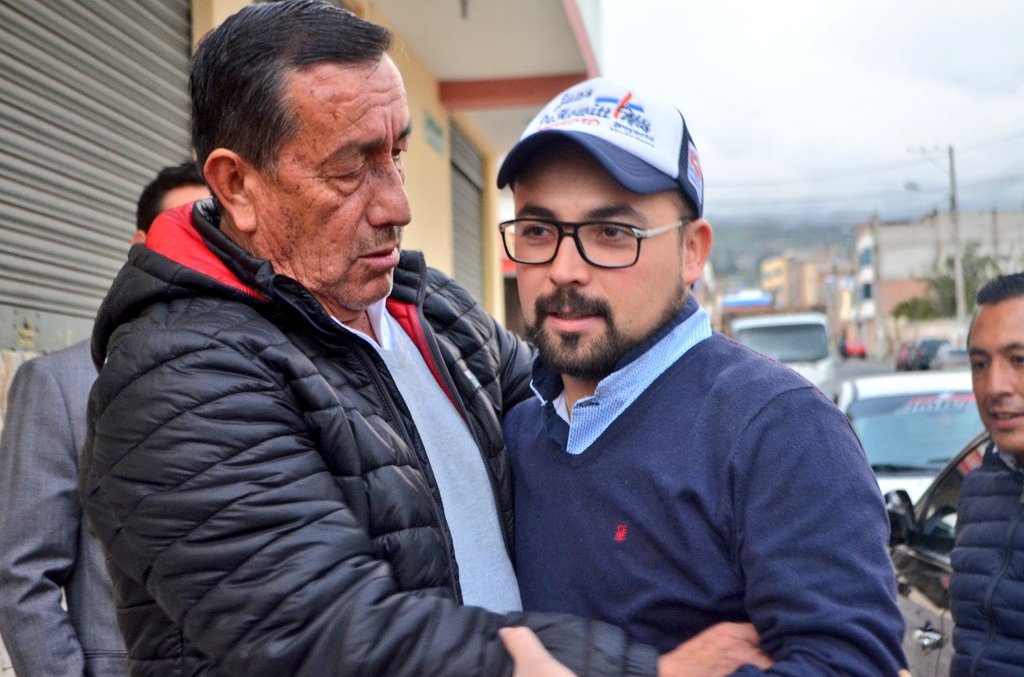 juandehowitth's tweet photo. Que lindo es estar siempre en Pelileo, la gente de aquí se caracteriza por recibirnos con muchísimo cariño, siempre optimista de lo que venimos a proponer @CecyChaconC #MásTrabajo #MásOportunidades #MásProvincia Somos uno, somos más @leomaroto #ProyectoCiudadanoMás https://t.co/kXcAkwDj0T