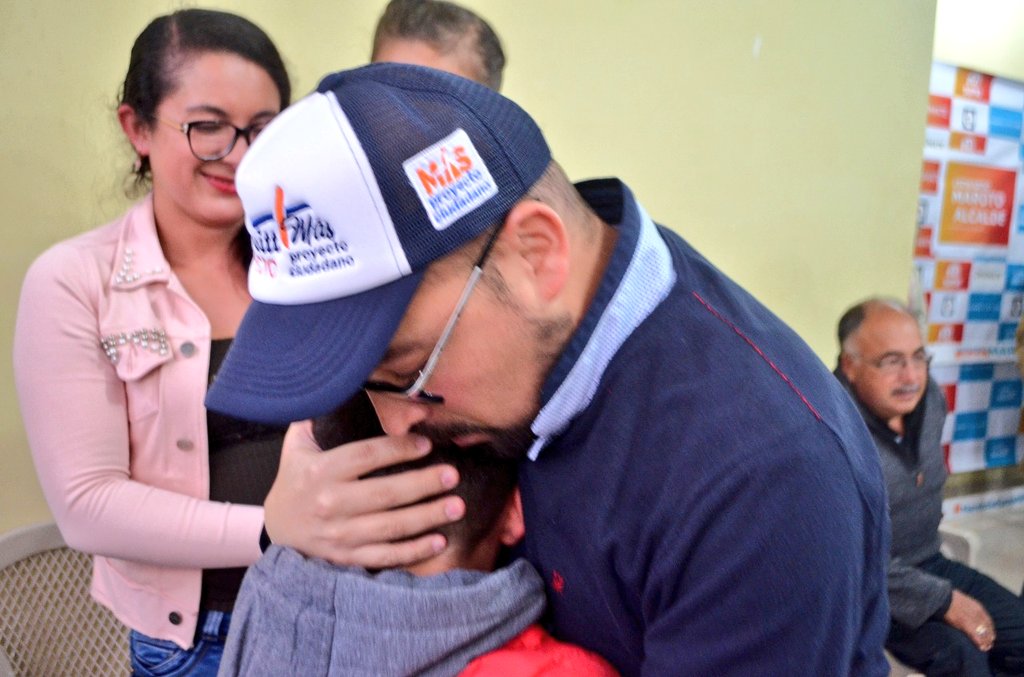juandehowitth's tweet photo. Que lindo es estar siempre en Pelileo, la gente de aquí se caracteriza por recibirnos con muchísimo cariño, siempre optimista de lo que venimos a proponer @CecyChaconC #MásTrabajo #MásOportunidades #MásProvincia Somos uno, somos más @leomaroto #ProyectoCiudadanoMás https://t.co/kXcAkwDj0T