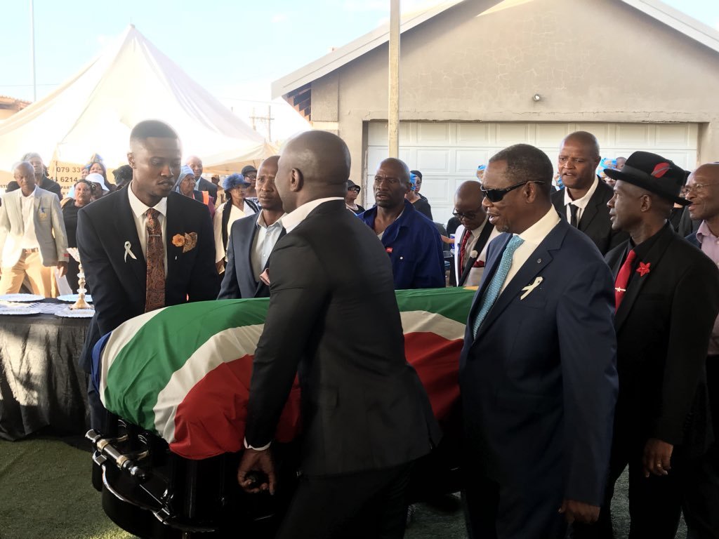 KhweziSports's tweet photo. #MasingaFuneral
Uzobekwa endlini yakhe yokugcina namhlanje lowo owangumdlali we #BafanaBafana u-Phil Masinga, inkonzo kulindeleke ukuthi iqale ngo 9h00 ekhaya lakhe esifundazweni sase North West.
#KhweziSportsZone https://t.co/NV7rTKoB33