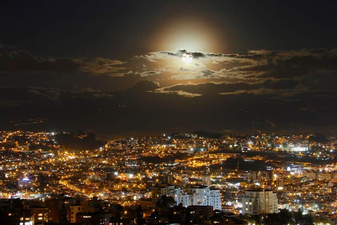 PatricioJDiaz's tweet photo. Y luego por qué vivo enamorado de mi ciudad, #Quito mía y eterna.

Fotaza de Pablo HR en Facebook. https://t.co/DYFyCb12pk