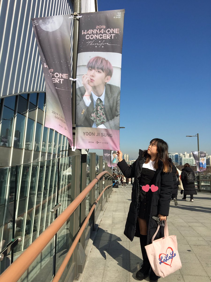 peachfluff1210's tweet photo. wuwuwwuw I’m here weeeee 🥰🥰🥰 #Therefore #워너원콘서트나눔 https://t.co/u9P9JXzbPB