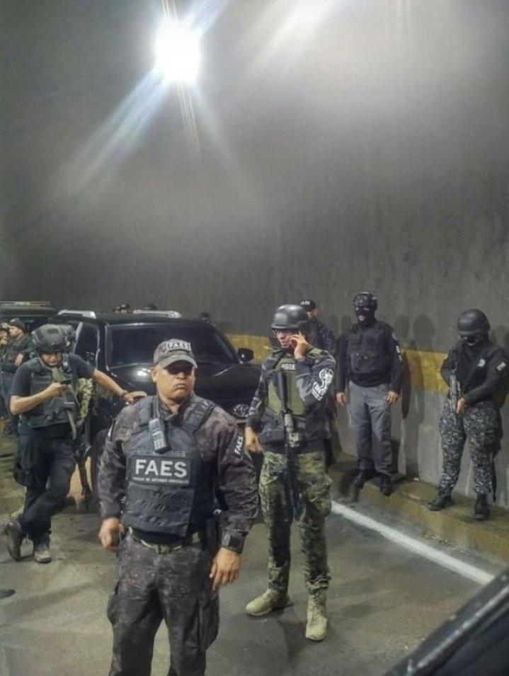 TITO1714's tweet photo. Asi esta el tunel la planicie. Se escucha q resguardan el paso para bajar al aeropuerto de maiquetia. Reportan movimientos en rampa 4. #Venezuela #24Ene #MaduroRelambeGuevo #concluVZLA23E #Petare #GuardiaNacional #Caracas #AHORA #MaduroCTM #GUAIDOPRESIDENTE #DiosdadoCabello https://t.co/EyEdJlKB0F