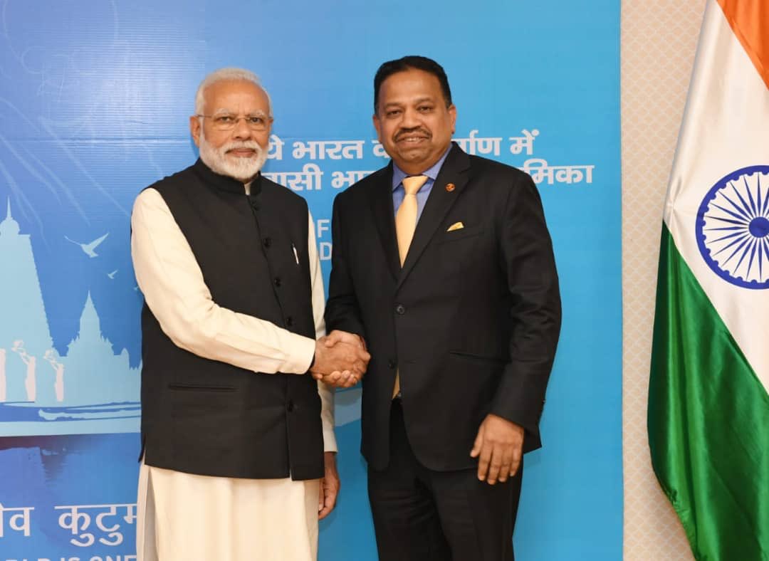MICTgM's tweet photo. Malaysian Indian Congress President Tan Sri @Savigneswaran greeted by India PM @narendramodi during the 15th Pravasi Bharatiya Divas Convention in Varanasi. Congratulations Tan Sri on your leadership! @Zahid_Hamidi @tokmatn9 @weekasiongmp @chedetofficial https://t.co/YGmJjJX5CO