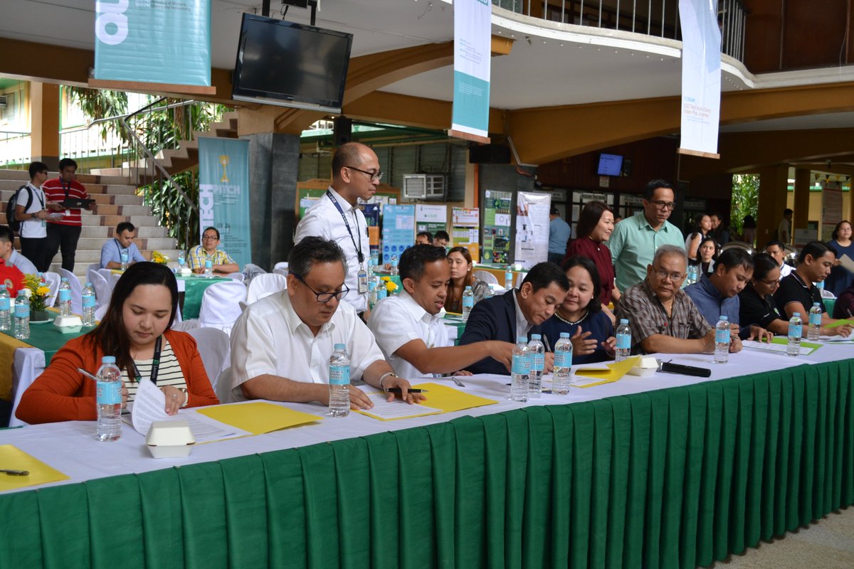 lexmarkcebu's tweet photo. TODAY: Lexmark Cebu renewed its partnership with the University of San Carlos through a mass Memorandum of Understanding signing event during the soft launch of the Carolinian Bridges, a regional technopreneurship forum at the #USC Talamban Campus. #CreateYourMark https://t.co/IlpWTLiS2U
