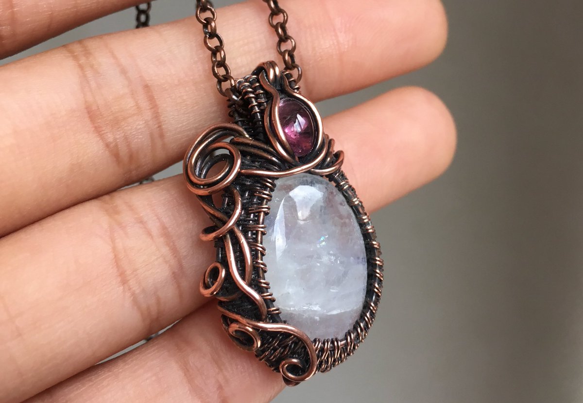 How can I not have this one listed in the shop for all these time? Moonstone and red tourmaline in copper! 🌙🔮
#valentinesdaygift #moonstonependant #moonstone #tourmaline #specialgift #handcrafts #copperwirewrap #witchythings #wicca #elvenjewelry #wirejewelry #ooakjewelry