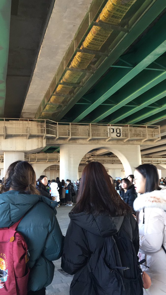 peachfluff1210's tweet photo. I am hereeee come and get your cupsleeve!! 

놀러와 주세요~ 나 지금 배포하고 있어요. 🥰🥰

#KANGDANIEL #강다니엘 #WANNAONE  #워너원 #THEREFORE #워너원콘서트나눔 https://t.co/bmxB3aj1Po