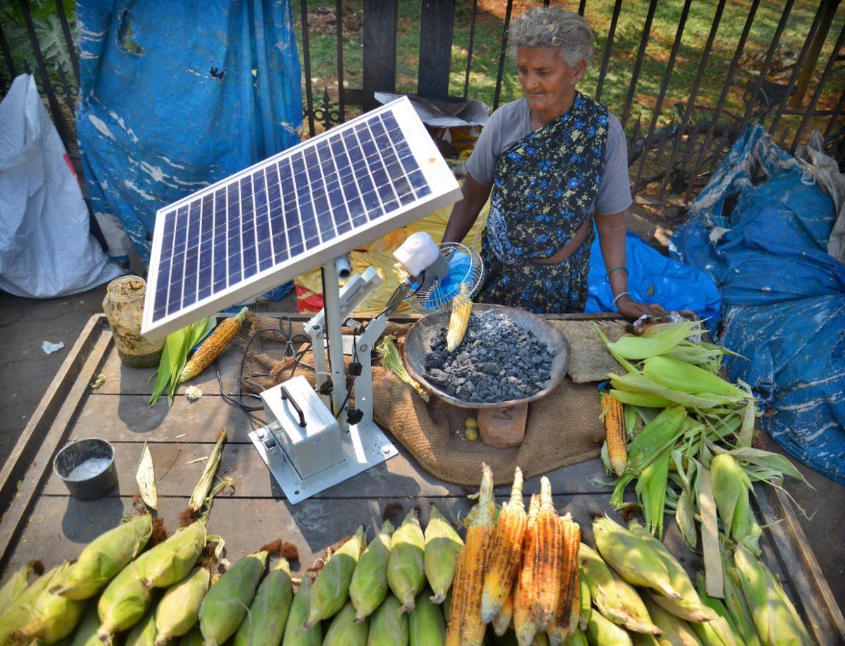 pushkarv's tweet photo. Bengaluru’s 75-year-old Selvamma goes high-tech using a solar-powered fan to grill corn on the roadside near Vidhana Soudha. The equipment can run LED light and power regulated fan. https://t.co/8lGIhv0Qm1