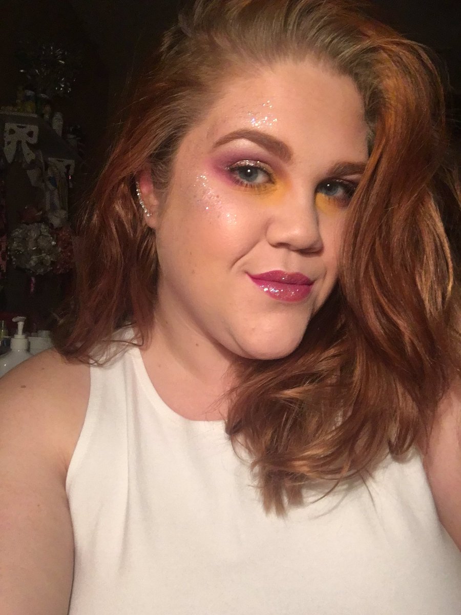 ToBeSoLoneally's tweet photo. Went a little bit simpler for this one, mainly because I just couldn’t commit to covering my entire face in glitter😂😂.  Honestly one of my favorite suits though because I love the color combo and I loveeee glitter obvi.  #harrystylesinspired #HarryStylesLiveOnTour https://t.co/IP4g641sBH