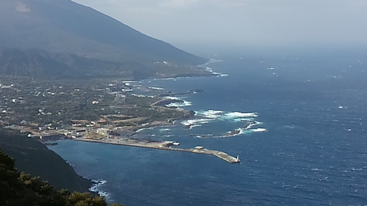 じく Pa Twitter 海の次は山 龍が天に昇るようなつづら折りの山道を上り 島随一の景観を誇る 登龍峠 のぼりょうとうげ に 港の向こうには水平線 いよいよ旅も終わりを迎えてます 八丈島大作戦 登龍峠