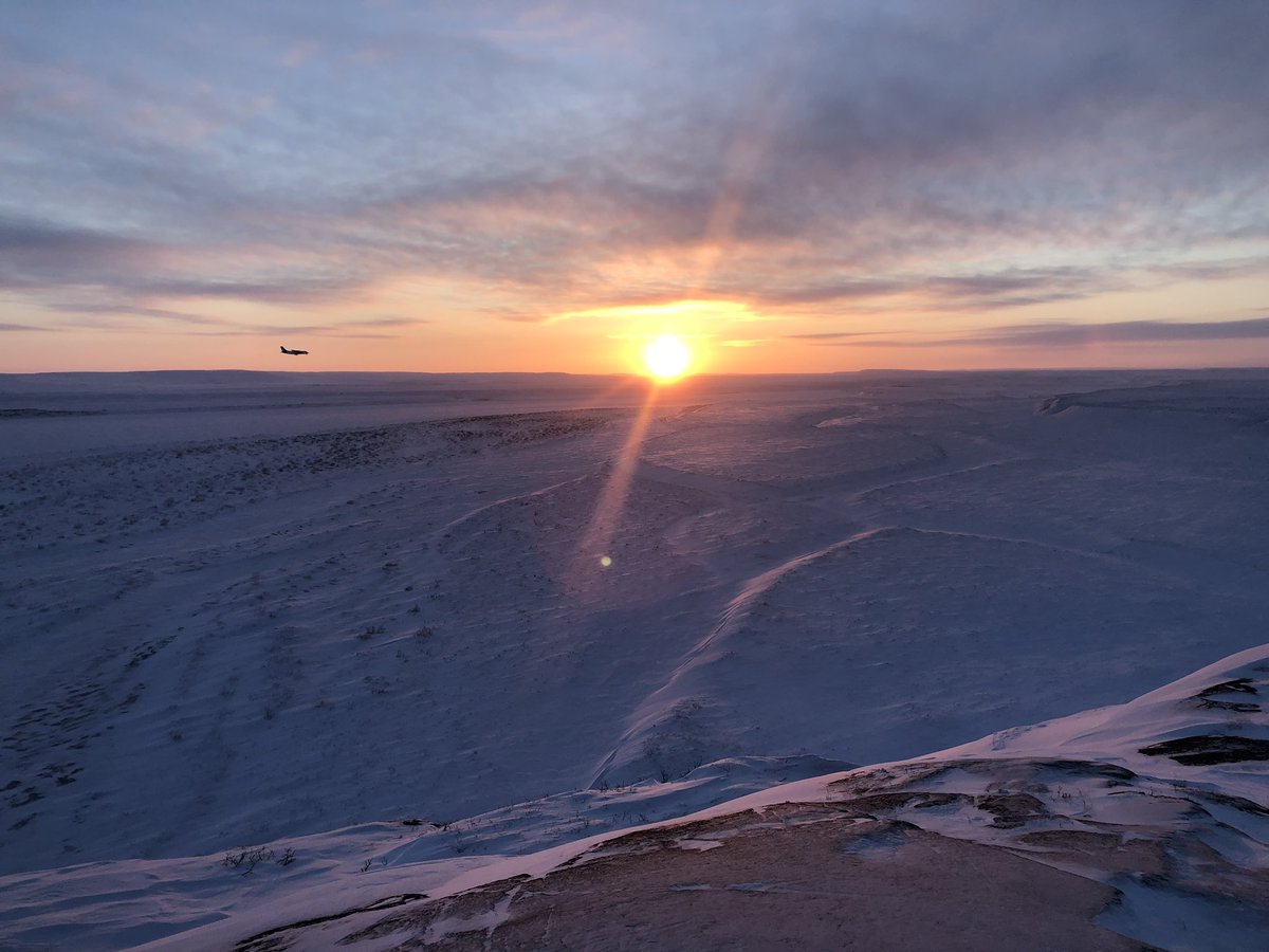 Plane coming in for a landing this afternoon over the Coppermine River in #kugluktuk
