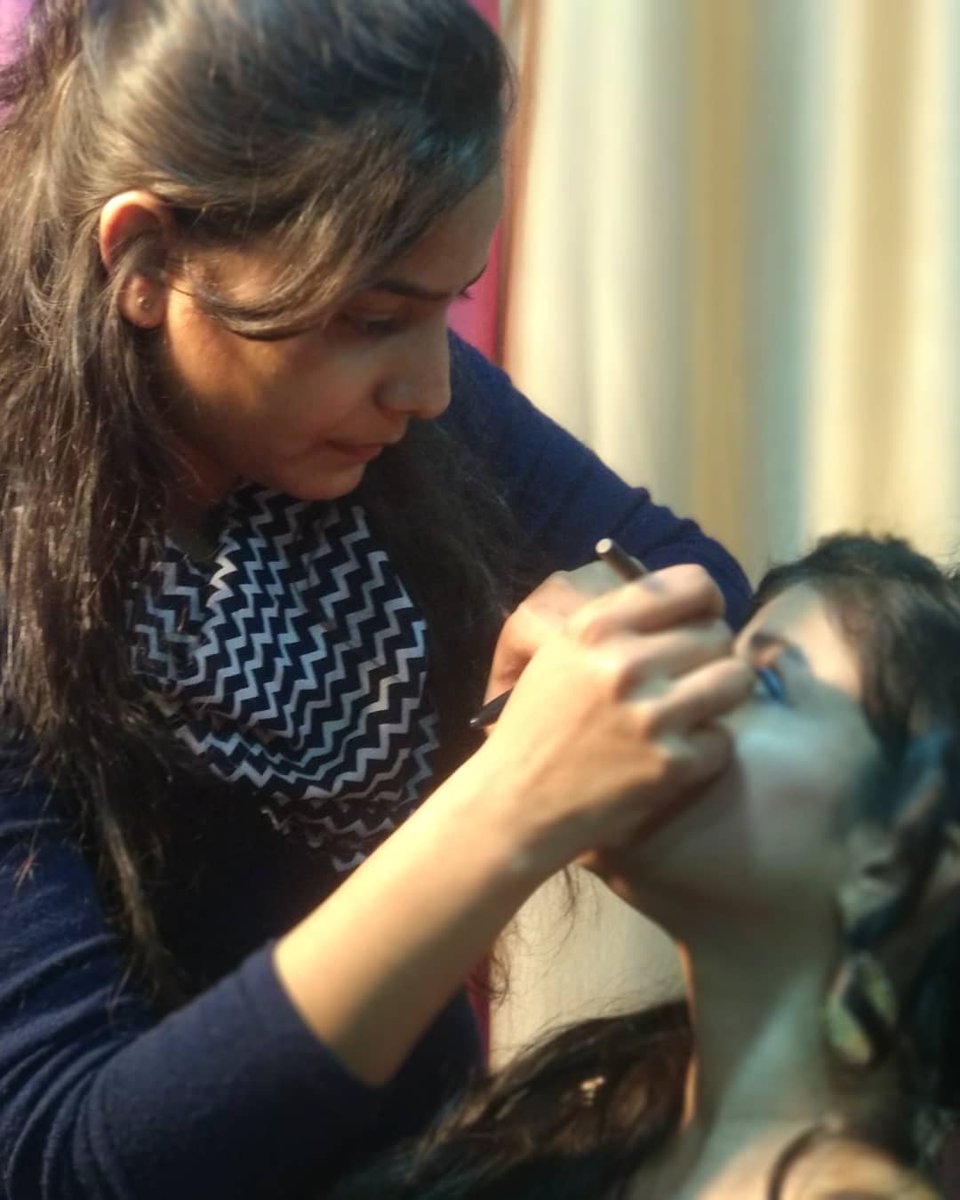 ABSBySwati's tweet photo. I can’t stop admiring how stunning she is looking😘😘💕💕 Now Book your appointment for #Makeup &amp; #Hairstyles #Partymakeup  #Wedding ,#Engagement
Winter offer - 
Premium @2100/-
Advance @1500/- Standard @1100/- #AgraBrideStudio By #ABSBySwati #Agra

Call ☎️9690968917, 6396717446 https://t.co/C00xCJuuZy