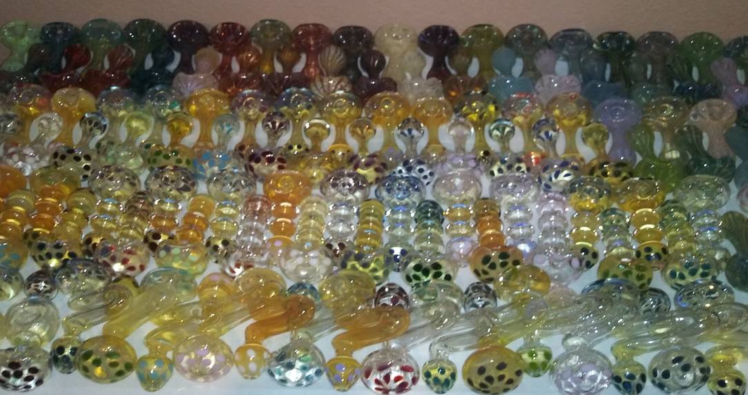 ZenesisGlass's tweet photo. A #table #full of #KingSpoons
#Ready for #bubblewrap 
Some #headedtoSavannah #most #headedtoJacksonville and a #few to #backstock for #GlassVegas2019
#WrapNRakes #Dotspoons #sidewinders #Donutspoons #Griplinespoons 
#TopQuality #Wholesale #GlassProduction
#MadeinTX https://t.co/lGzCg5UKQO
