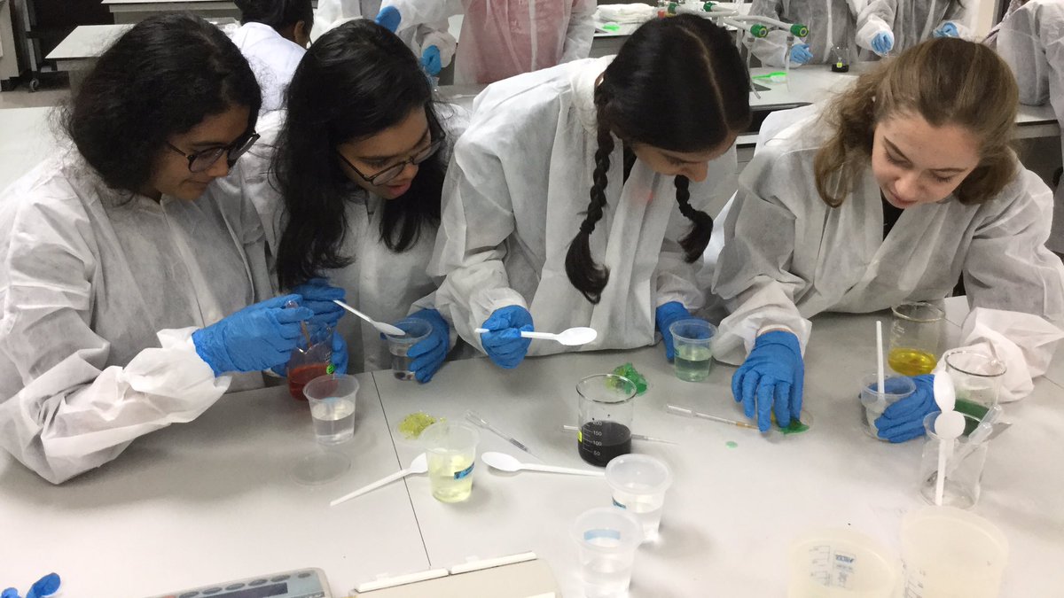 <a href="/teamlucendi/">Team Lucendi</a> carrying out an experiment - sodium alginate + calcium chloride to make a cross linked polymer <a href="/GISscience/">GISscience</a> #gislearning #WomeninScience #stem19 <a href="/dundeeuni/">University of Dundee</a> #taylorsuni