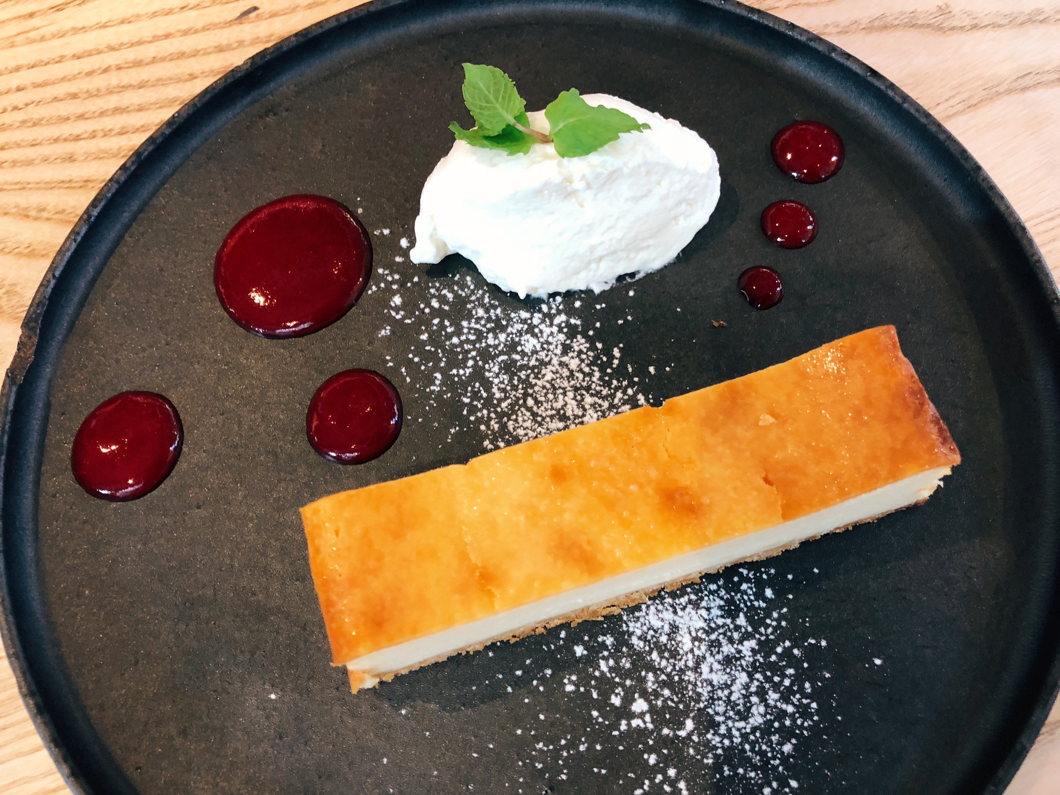 さすらいグルメ日記 渋谷の Koe Lobby では濃厚なチーズケーキを食べられる オシャレな盛り付けと細長いチーズケーキが絵になるスイーツ チーズケーキの香り ほんのり酸味の効いたベリーソース ホイップが三位一体となり幸せを運んでくる 食事の