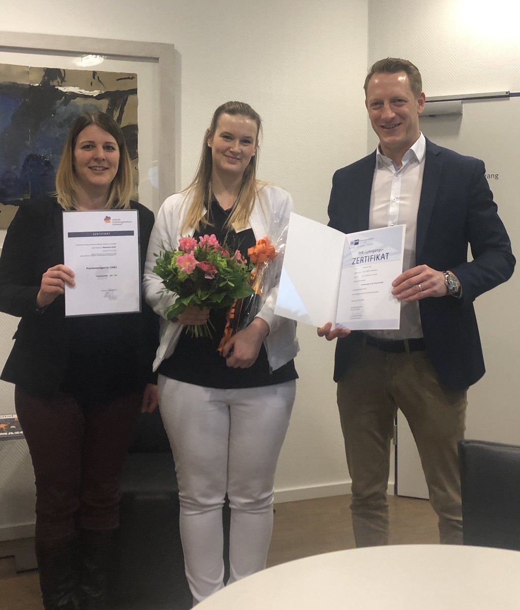 Feierliche IHK Zertifikatsübergabe in Schweinfurt. Unsere Teilnehmerin Frau Graff besuchte Ende November in Karlsruhe den Fachkurs zur Praxismanagerin (IHK) für die Arztpraxis. Bei der anschließenden Prüfung für das IHK Zertifikat erzielte Frau Graff beeindrucktende 100 Punkte.