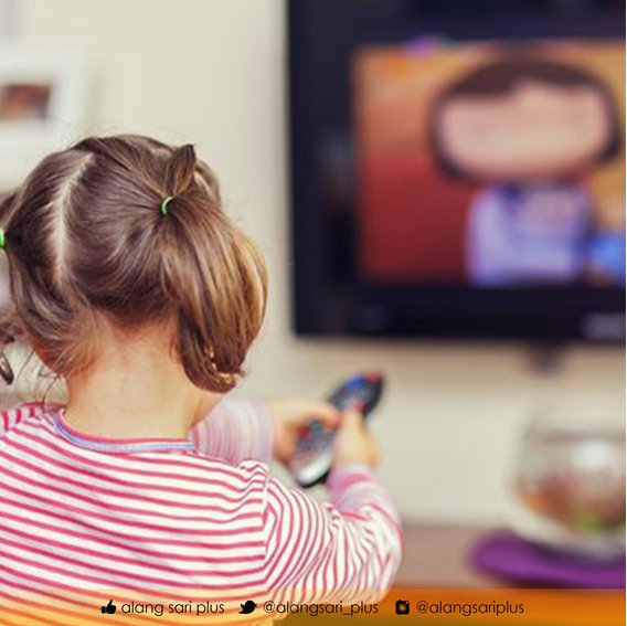 alangsari_plus's tweet photo. #JumatSeru
Setelah hampir sepanjang minggu, Ibu, pasangan, juga anak-anak sibuk dengan urusan masing-masing, saatnya melewatkan waktu untuk kumpul keluarga di rumah. Menonton film animasi sambil menikmati camilan dan segarnya Alangsari Plus Jeruk Manis malam ini, seru sepertinya. https://t.co/S9ZqWn5128